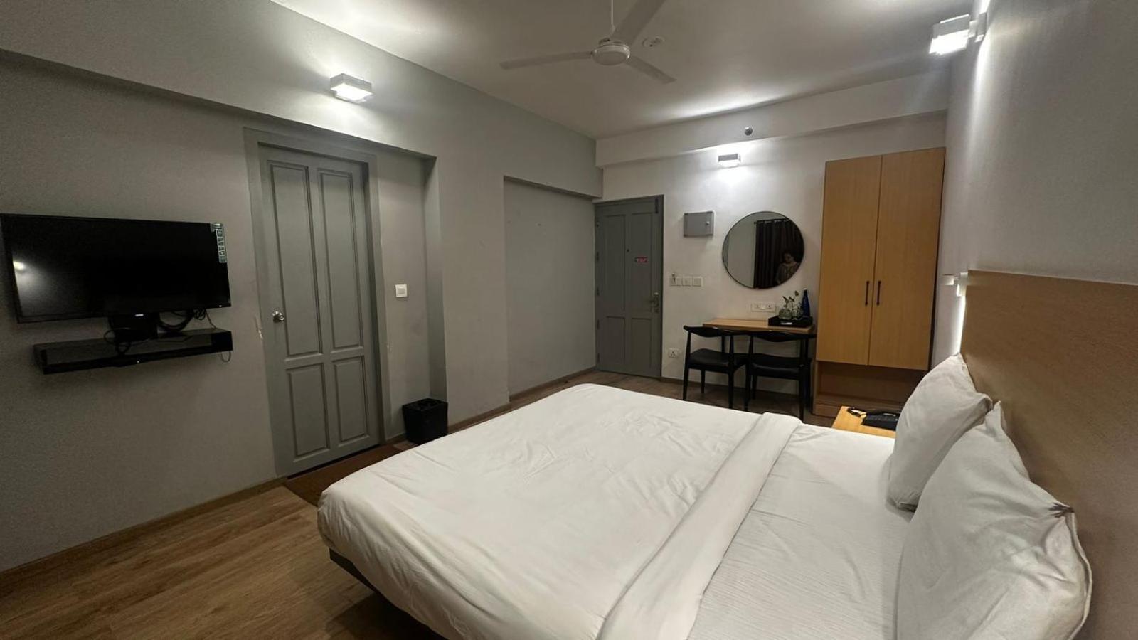 Hotel B R Regency Thiruvananthapuram Екстериор снимка